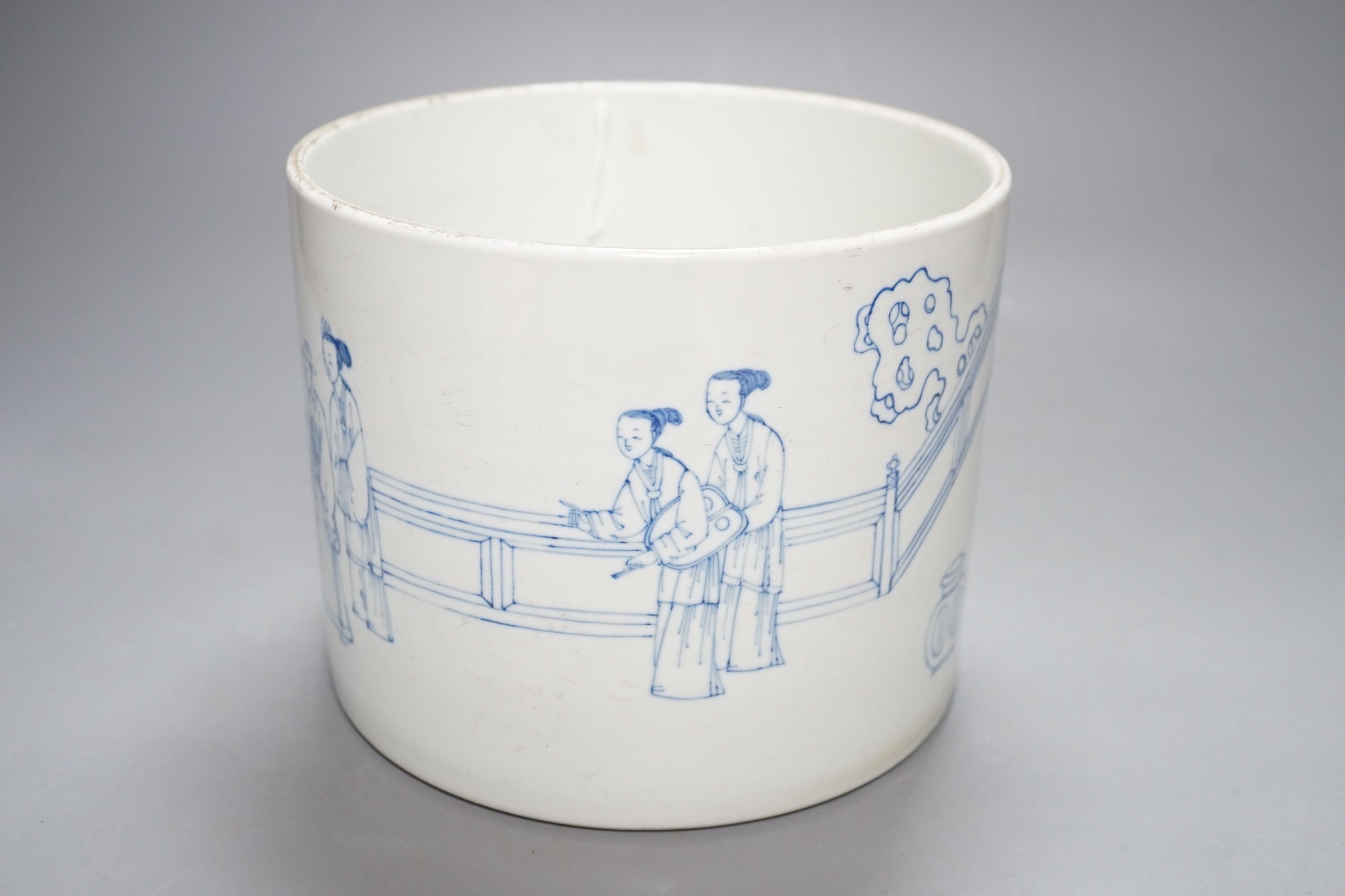 A Chinese blue and white brush pot, 19cm